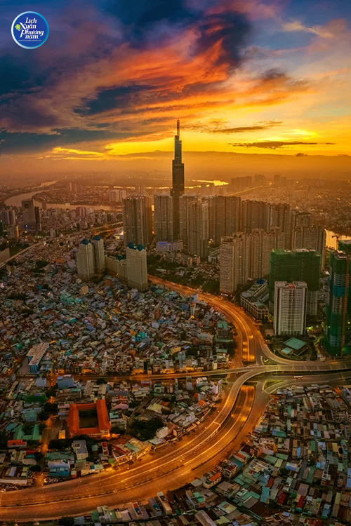 Bức ảnh đạt giải nhì có tên "Bình minh thành phố" của tác giả Giang Sơn Đông (TP HCM).